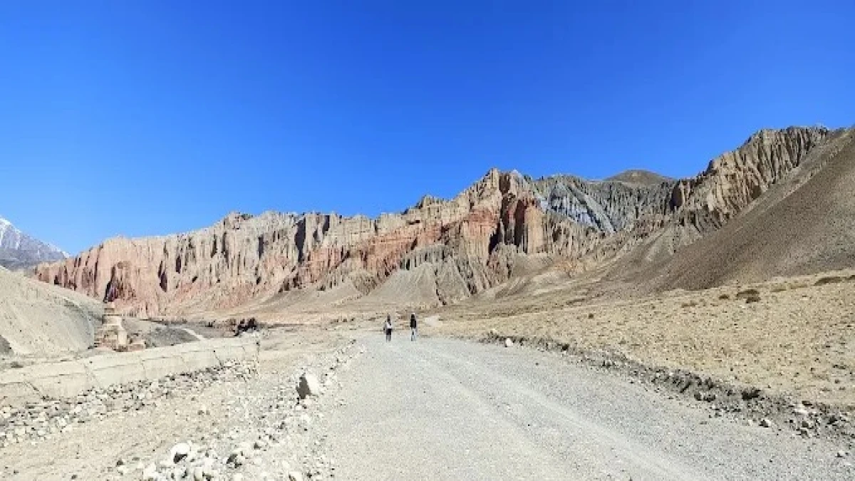 Clear skies over the Upper Mustang jeep road
