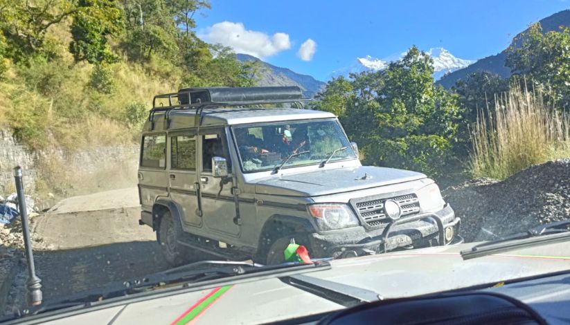 An image clicked from inside the jeep showing another jeep in opposite direction