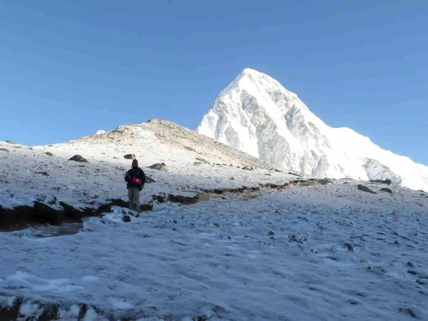 Guide With First Aid Box Gokyo Trail